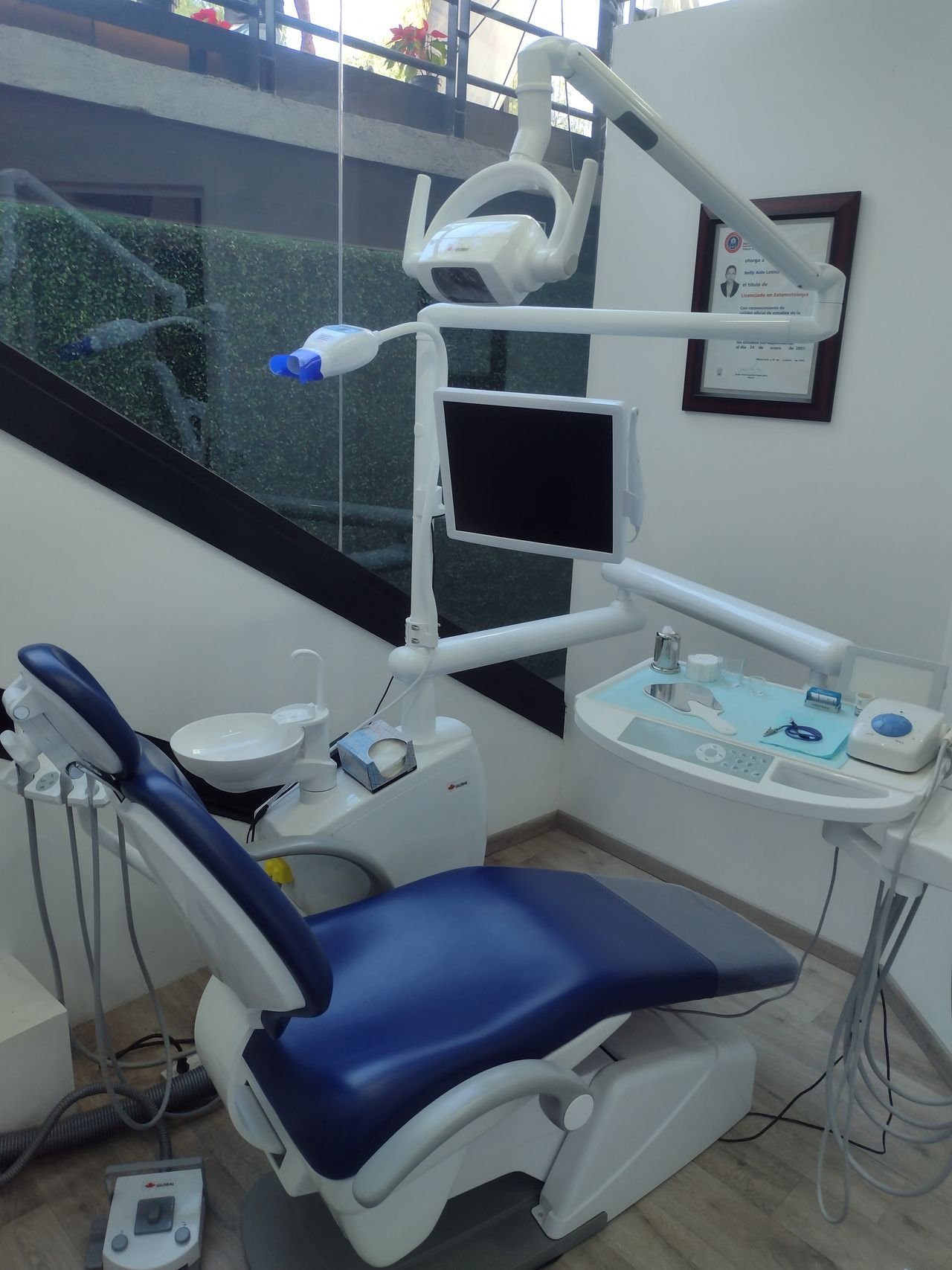 Equipamiento de cirugía implantológica en DentaLoth